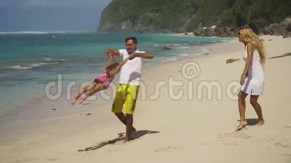 有孩子的家人在海滩上视频的预览图