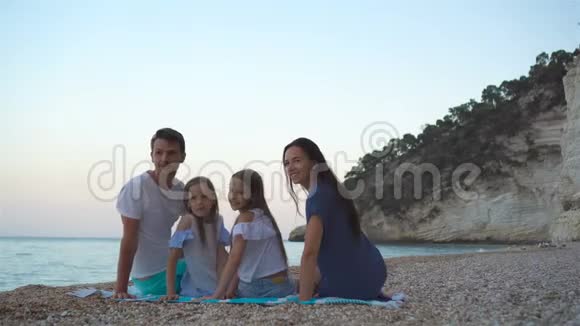 快乐美丽的家庭和孩子们在海滩上视频的预览图