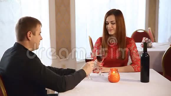 男女餐厅约会浪漫晚烛酒视频的预览图