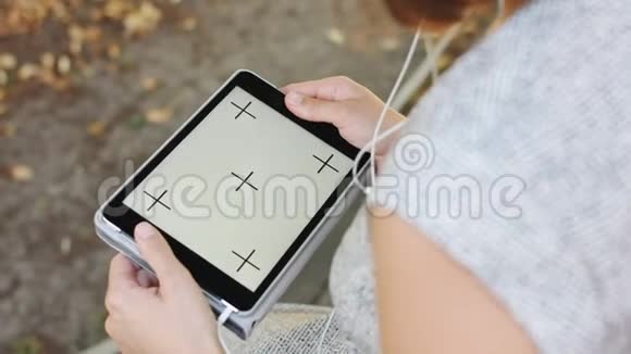 带平板电脑的女人在公园里视频的预览图