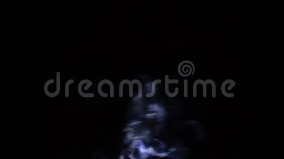 黑色背景下的烟雾柱视频的预览图