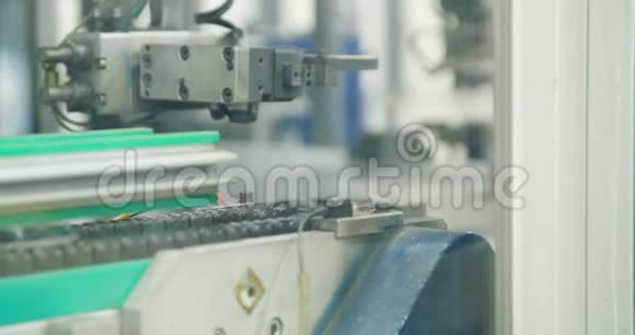 汽车工业零部件生产线中的机器人手臂视频的预览图