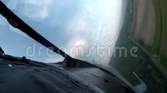 从驾驶舱飞机飞越陆地视野视频的预览图