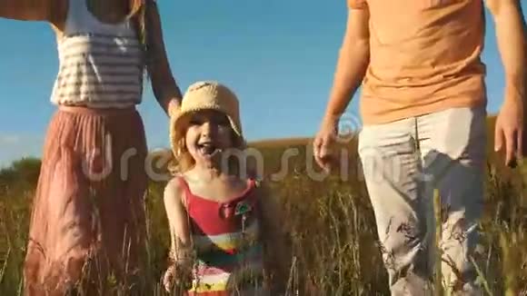幸福的家庭在田野上奔跑视频的预览图