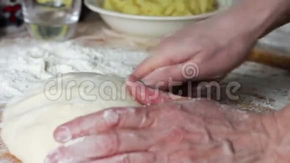 妇女准备家庭厨房饺子面团视频的预览图