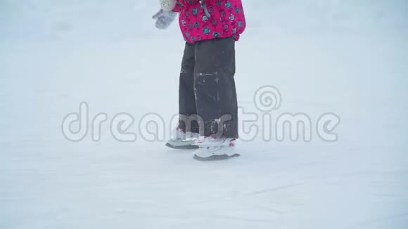 小女孩在溜冰场溜冰视频的预览图