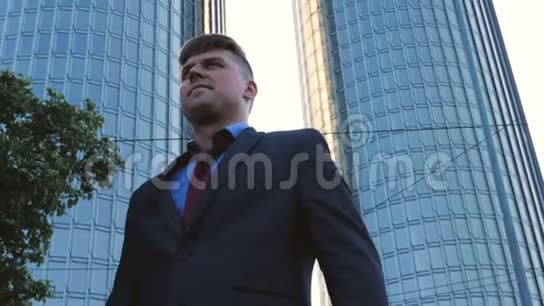 一个年轻的男建筑师一个穿着工作服的商人视频的预览图