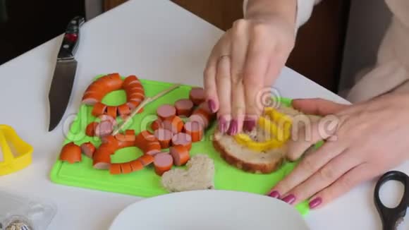 早餐供应香肠鹌鹑鸡蛋草药和蔬菜配料在桌子上视频的预览图