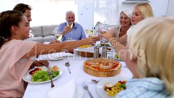 一家人在餐桌上品尝美食视频的预览图