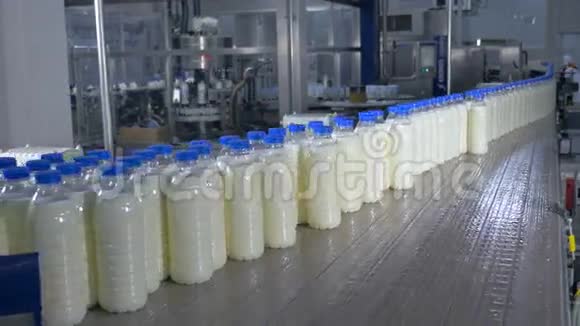 牛奶生产厂的传送带上有许多瓶牛奶视频的预览图