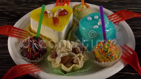 美味的彩色杯子蛋糕视频的预览图