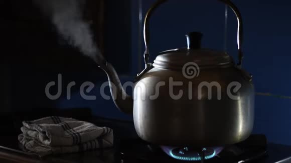 炉子上装有沸水的金属有色水壶视频的预览图