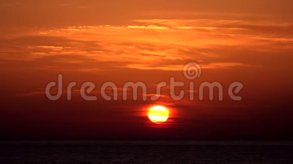 日落海滩海滨日出夏季日落海洋视频的预览图