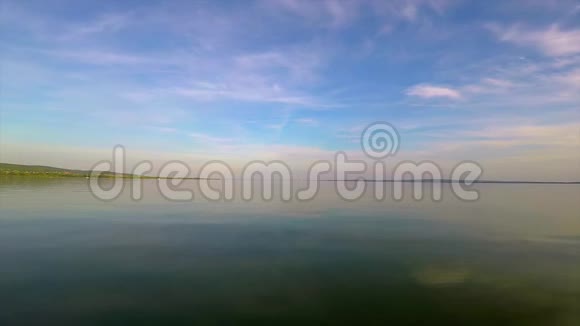 匈牙利巴拉顿湖上平静的水视频的预览图