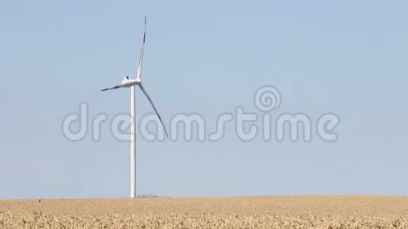 麦田的风力涡轮机视频的预览图