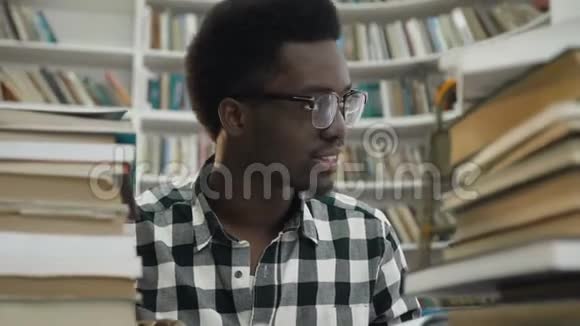 图书馆里的非洲年轻人视频的预览图