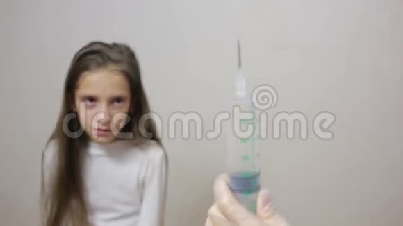 小女孩害怕拿着注射器的医生婴儿哭泣害怕注射视频的预览图