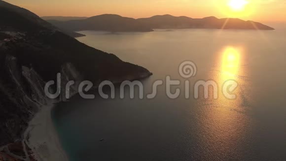 迈尔托斯海滩的鸟瞰凯法洛尼亚最著名和最美丽的海滩视频的预览图