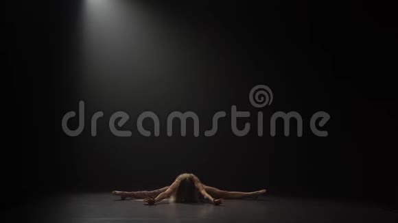 在黑色背景下表演舞蹈元素的女人视频的预览图