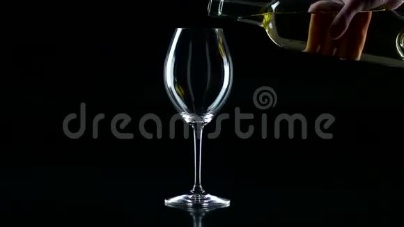 白葡萄酒倒入一杯黑色慢镜头视频的预览图