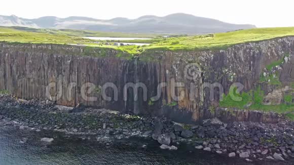 在著名的KiltRock瀑布Skye附近的悬崖峭壁上拍摄的戏剧性海岸线的电影航拍镜头视频的预览图