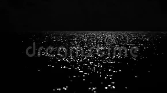 月光洒在海面上月光洒在水面上视频的预览图