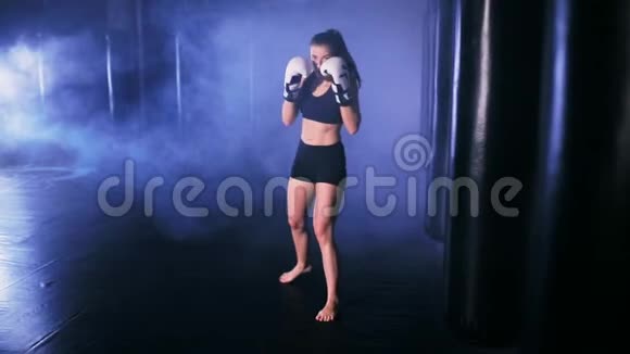 拳击体操中的女拳击手视频的预览图