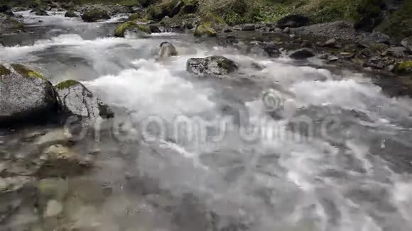 冬天的瀑布因冰雪寒冷视频的预览图