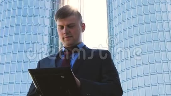 一个年轻的男建筑师一个穿着工作服的商人视频的预览图