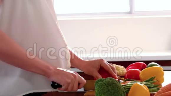 孕妇切蔬菜视频的预览图