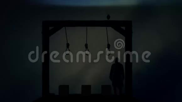 刽子手站在风暴之下的绞刑架上视频的预览图