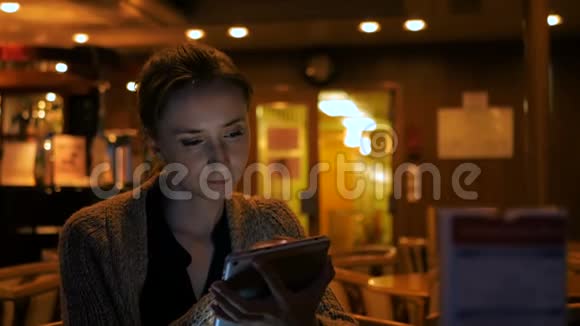 咖啡馆里使用数字平板电脑的女人视频的预览图
