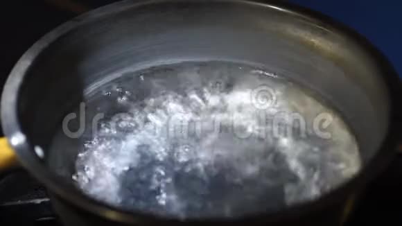 有沸水的金属色锅视频的预览图