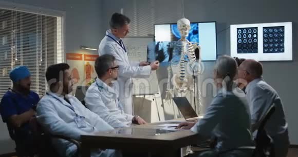 医生向他的同事解释诊断视频的预览图