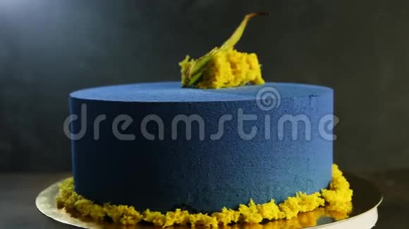 以梨干装饰的美味的蓝色蛋糕视频的预览图