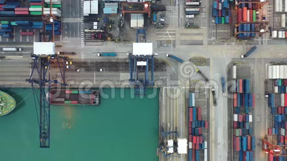 来自无人机的葵青集装箱码头视频的预览图