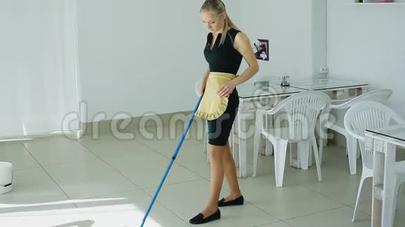 女仆在洗地板视频的预览图