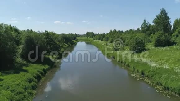 有河流和树木的景观视频的预览图