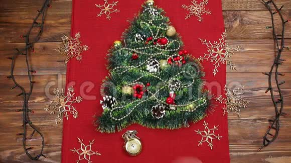 一种小的圣诞树由金属坚果丝带和装饰品组成圣诞树的礼物老式手表2018视频的预览图