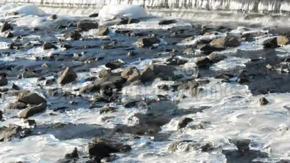河水湍急布满岩石和冰层视频的预览图