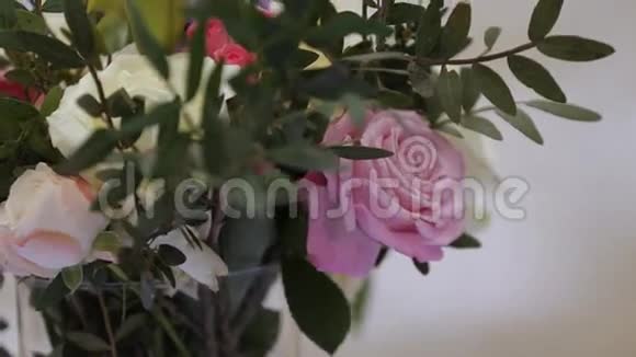 婚礼的漂亮装饰桌上摆着美丽的花朵视频的预览图