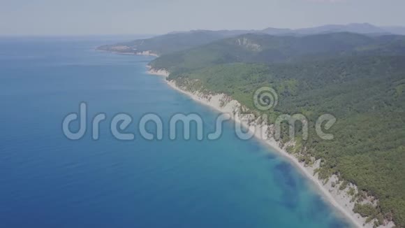 在海滩上空飞行山脉和悬崖视频的预览图