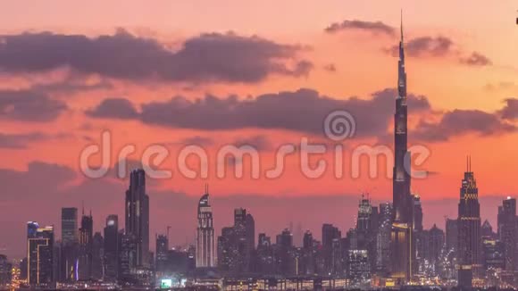 在日落空中时光欣赏迪拜的现代建筑视频的预览图