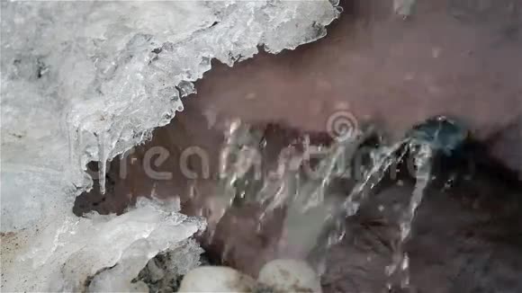 冬天的瀑布因冰雪寒冷视频的预览图