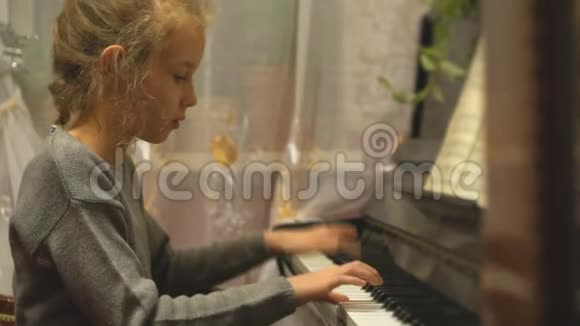 漂亮的小女孩弹钢琴视频的预览图