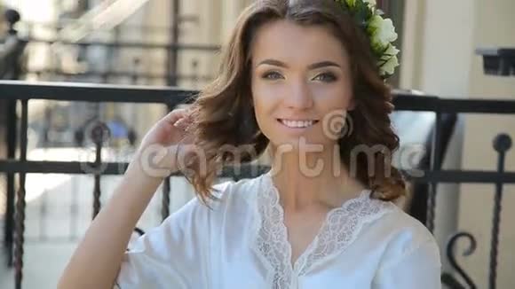 美丽的新娘在阳台上微笑视频的预览图