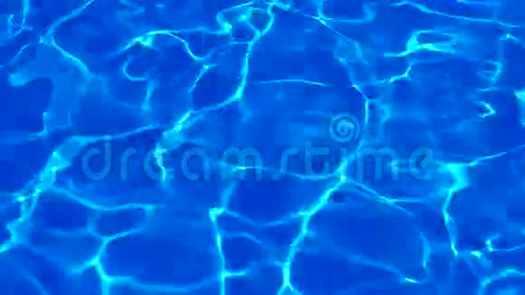 池中的水阳光被反射波浪反射和眩光视频的预览图