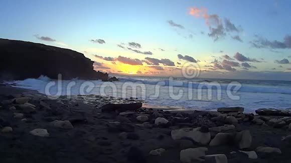 大西洋海滩上美丽的日落视频的预览图