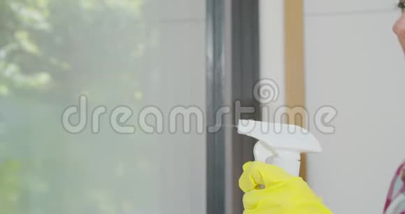 女孩用特殊工具从玻璃中取出清洁溶液清洁服务视频的预览图