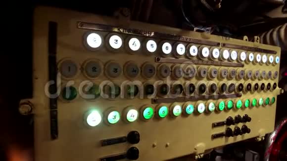 一艘旧潜艇的内部视频的预览图